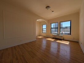 Building Photo - 5425 N Kenmore Ave