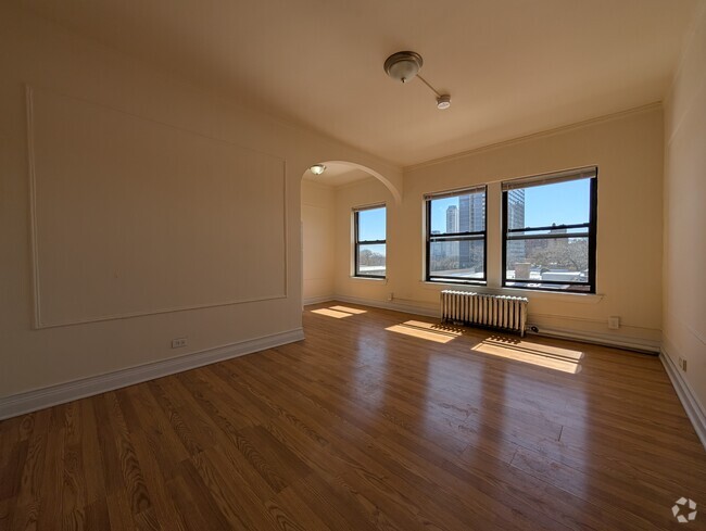 Building Photo - 5425 N Kenmore Ave