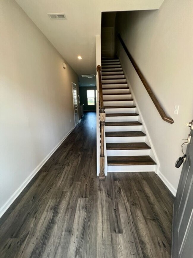 Building Photo - 3 Bed 2.5 Bath Townhome, Minutes from I-24 & The Avenue!