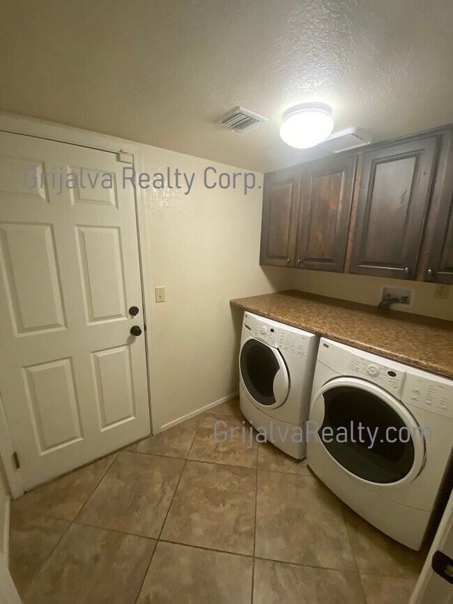 Building Photo - Amazing 5 BD, 3 BA House + Pool! This Oro ...