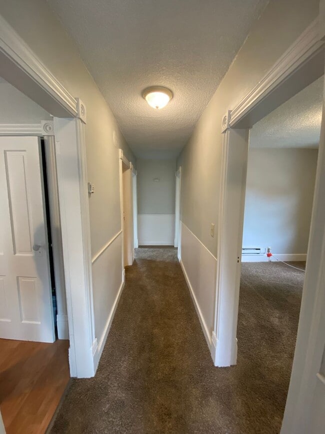 Building Photo - Newly Updated 2 Bedroom