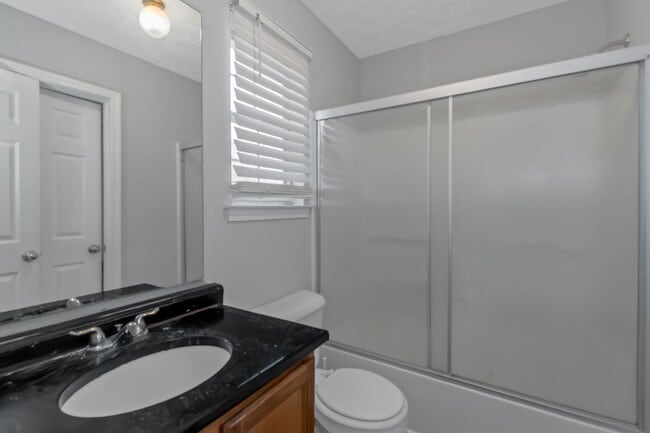 Building Photo - Spacious Home in Prime Location