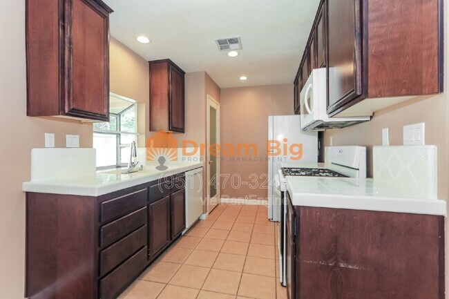 Building Photo - 1493 Evergreen Ave