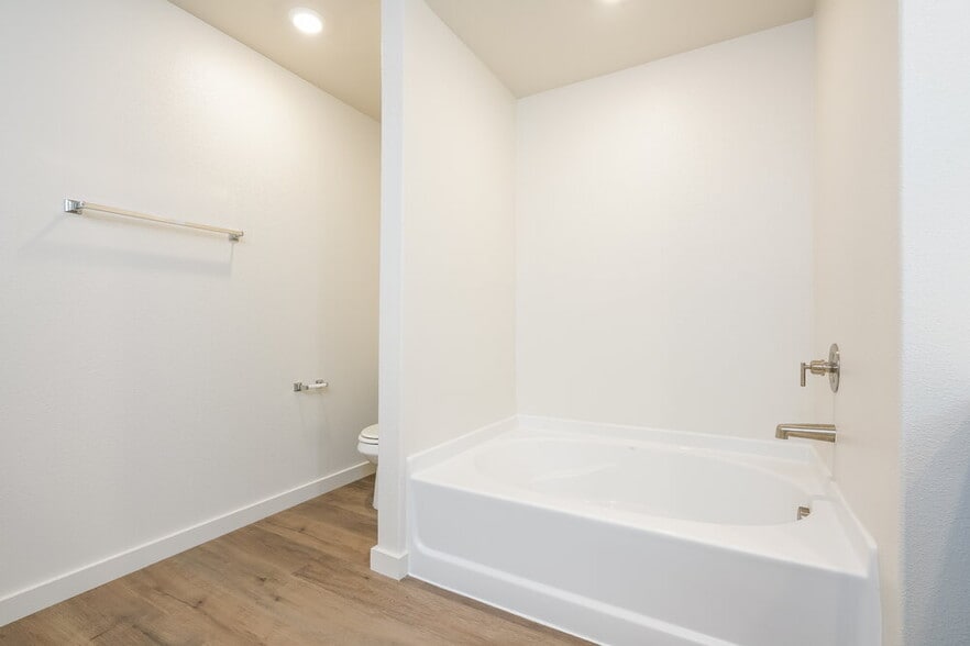 Building Photo - 421 Watson Ct