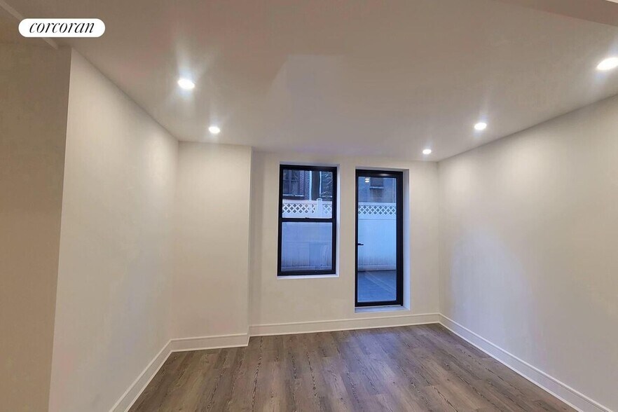 Building Photo - 45 W 81st St