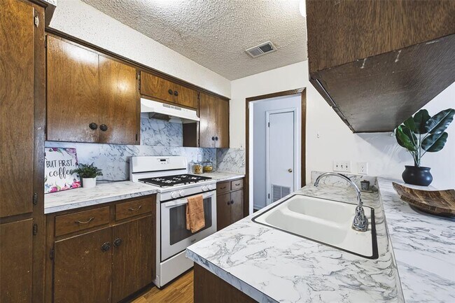 Building Photo - 4713 Sagebrush Trail