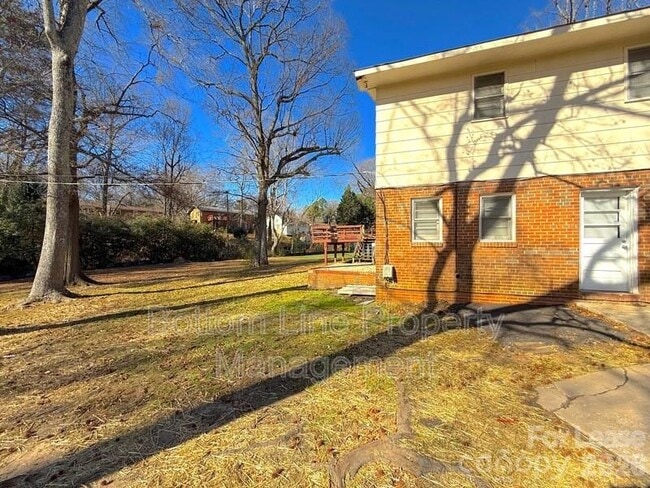 Building Photo - 907 Bannister Pl