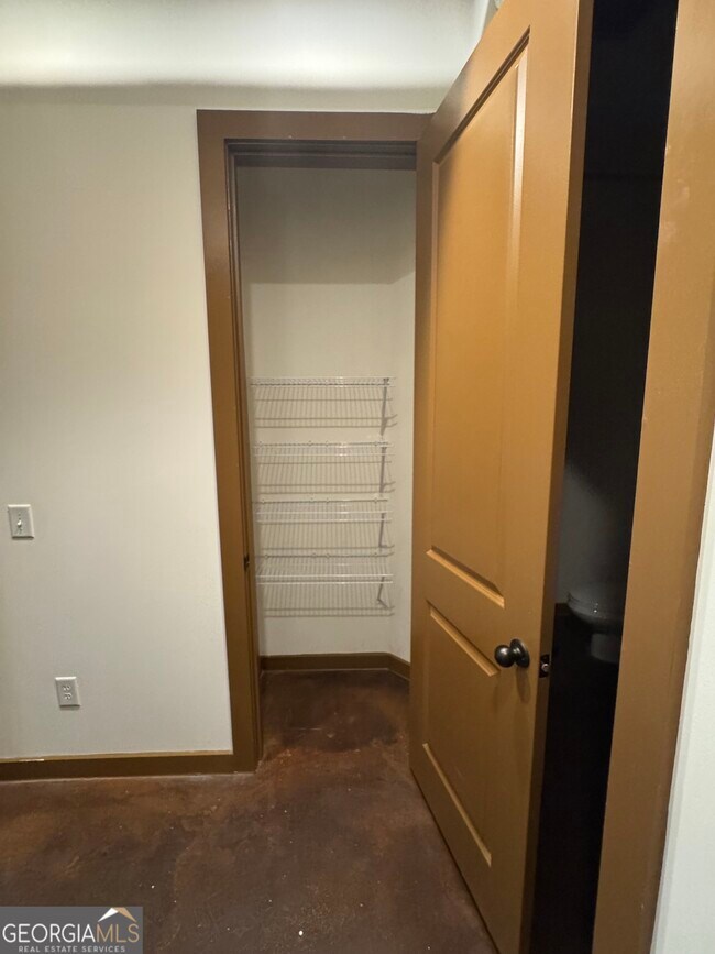 Building Photo - 250 Martha Dr