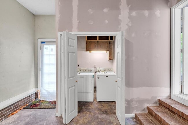 Building Photo - Adorable home located in Southwest side of Jacksonville