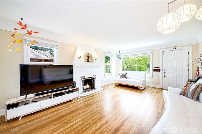 Building Photo - Charming 4 bed, 2 bath, fully fenced, covered deck in convenient location.