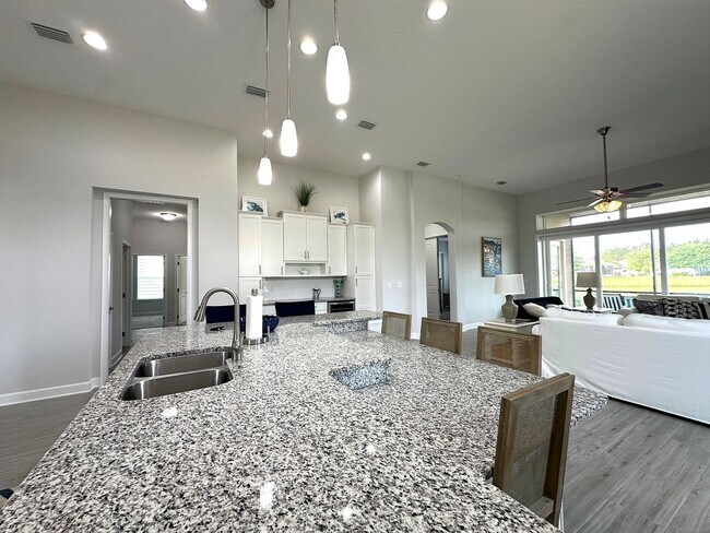 Building Photo - Fully Furnished, Stunning 4/4, Available I...
