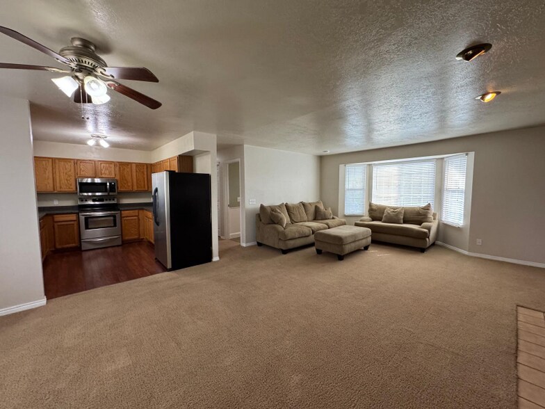 Building Photo - 800 Gatewood Dr
