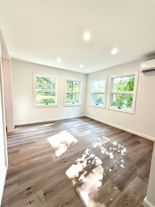 Building Photo - Serene & Spacious Fully renovated 1 BR ( 2...
