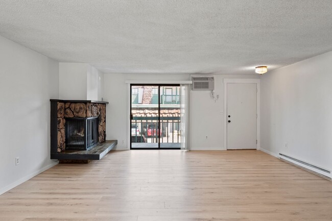 Building Photo - Spacious And Nicely Updated 2 bed 1 Bath C...