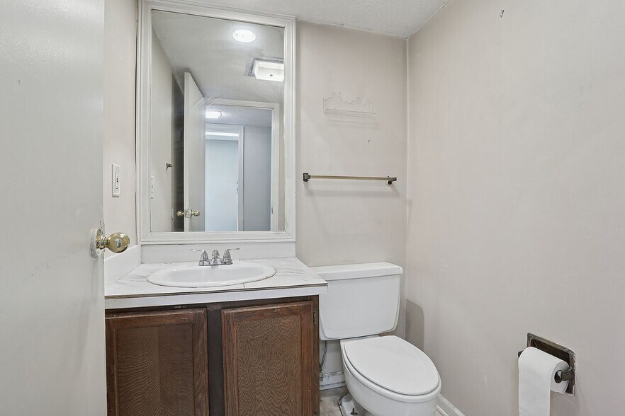 Building Photo - 2124 Stonehenge Ave