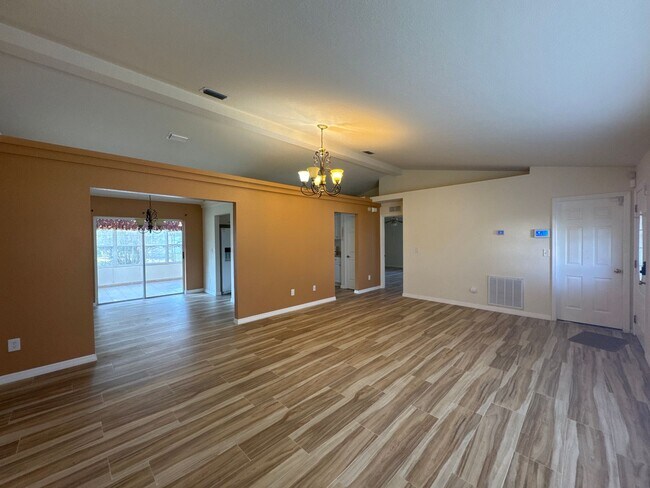 Building Photo - Beautiful Pool Home In Great Location!