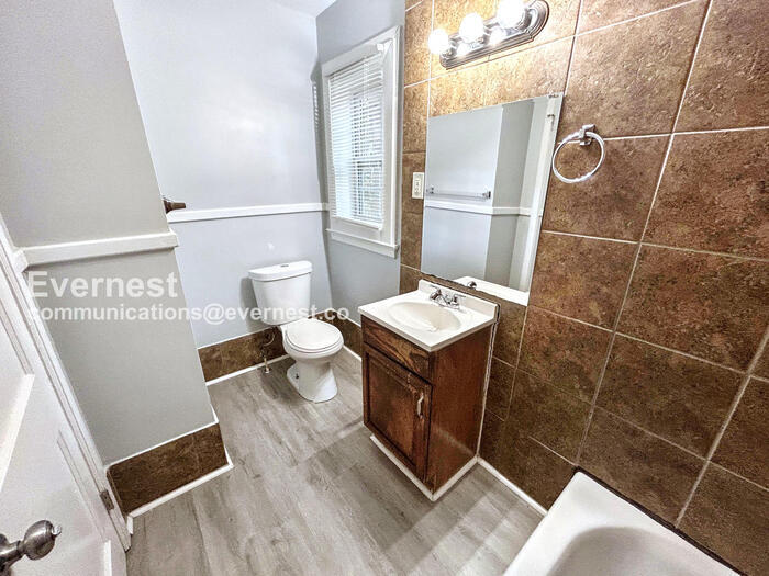 Building Photo - 1819 Oakmont Dr NW