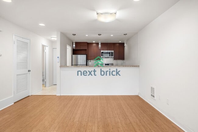 Building Photo - 2 BED & 1.75 BATH FOR RENT