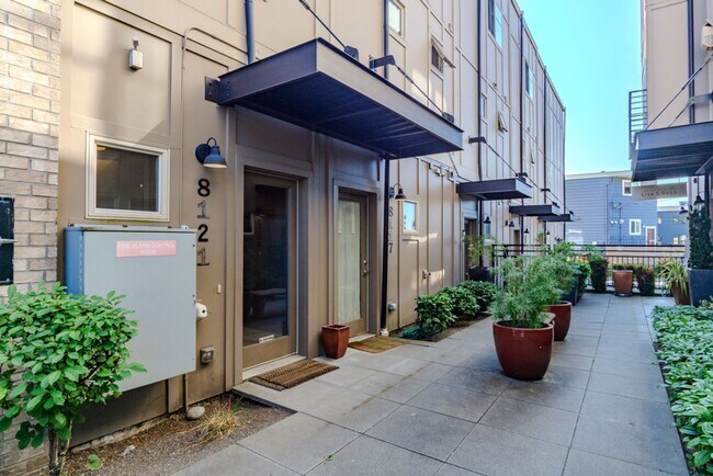 Building Photo - 3Bd/2.5Ba Seattle Townhouse