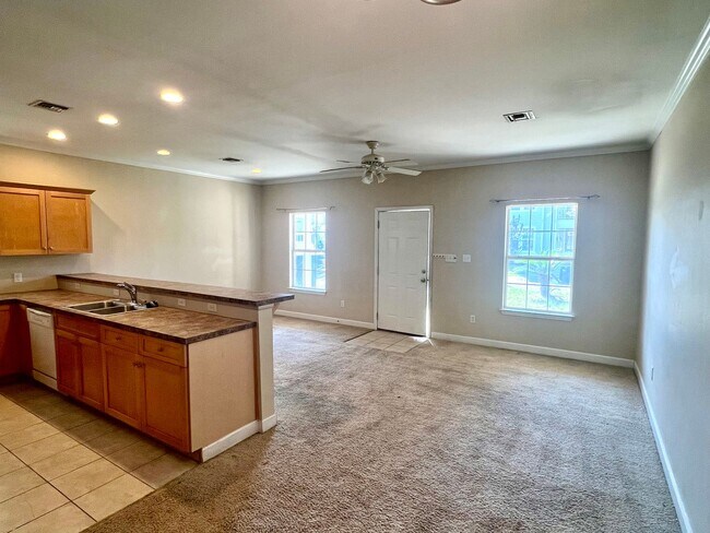 Building Photo - Nice 3BR/2BA Home - Convenient to NAS Pens...