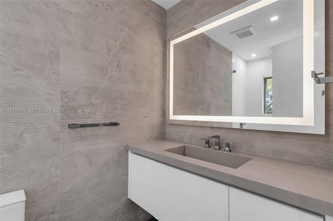 Building Photo - 3604 Day Ave