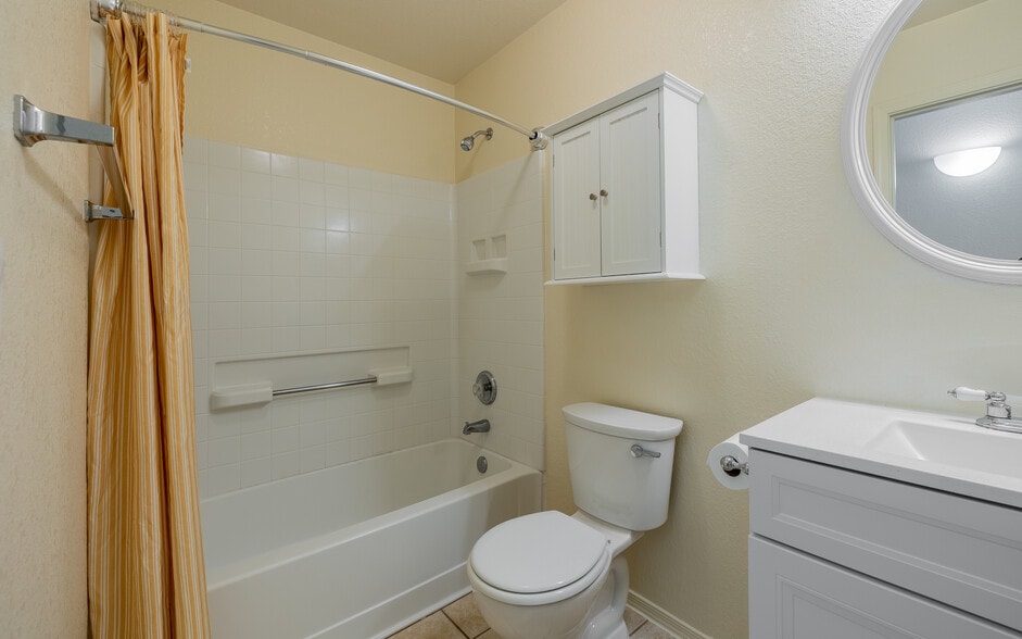 Hall Bath - 10397 E Rose Hill St