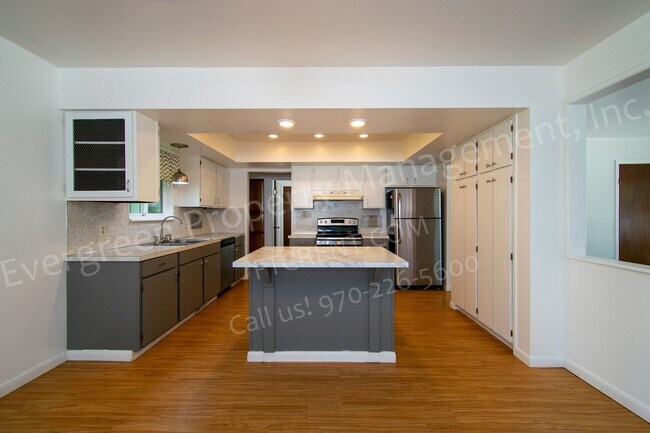 Building Photo - 2420 Poplar Dr