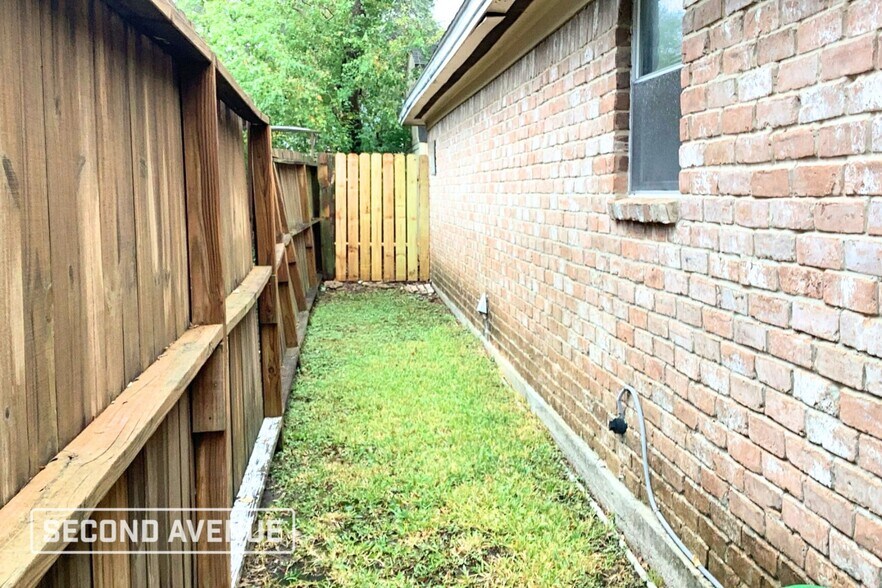 Building Photo - 12115 Creekhurst Dr