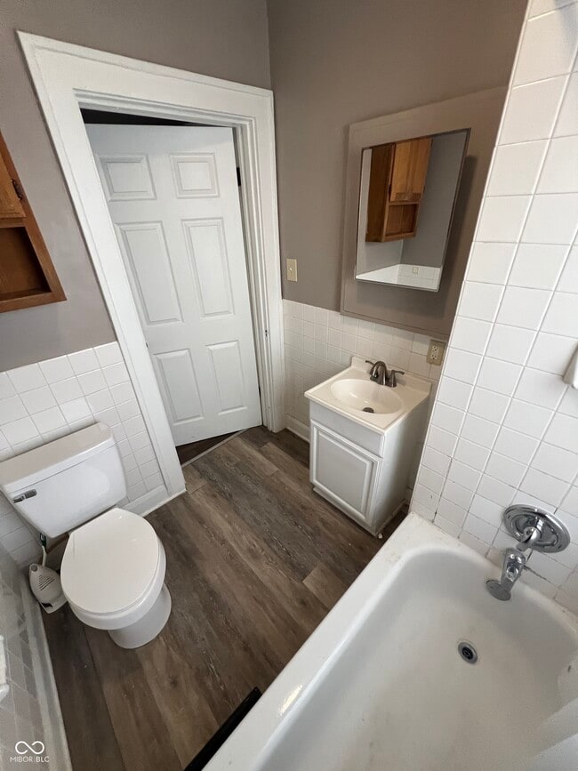 Building Photo - 896 N Gladstone Ave