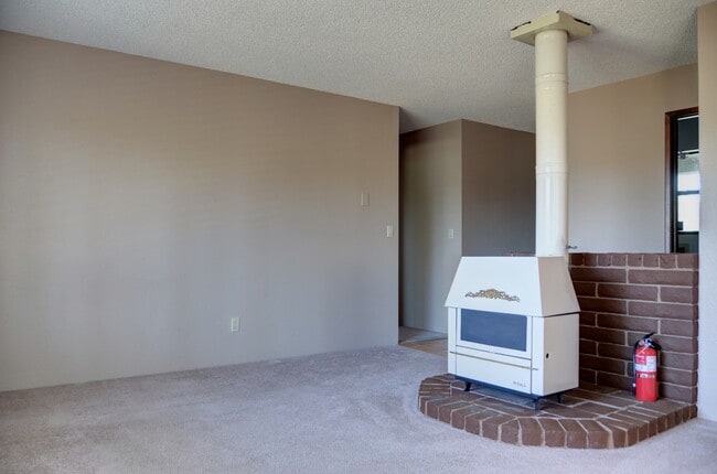 Building Photo - 3 Bedroom, 2 Bath Home in Diamond Valley!