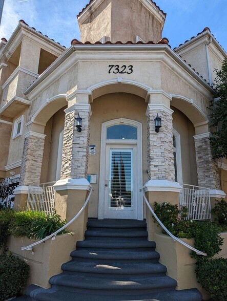 Primary Photo - 7323 Winnetka Ave