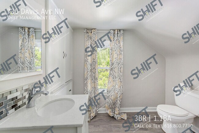 Building Photo - 735 Davis Ave NW