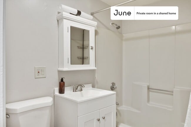 Building Photo - Room in Shared 3 bed/1 bath home