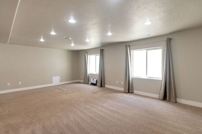 Building Photo - Available Now | American Fork, UT | 5 Bed | 3 Full Bath | Single-Family Home