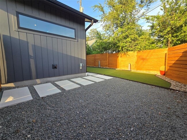 Building Photo - 1112 W N Loop Blvd