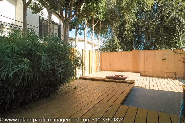 Building Photo - Private Rear Corner Townhome with Patio an...