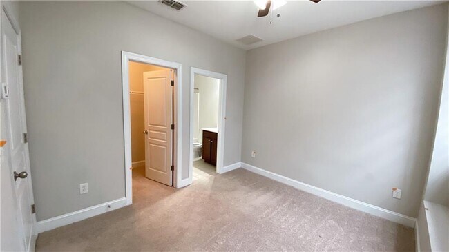 Building Photo - 4426 Kerrington Ave