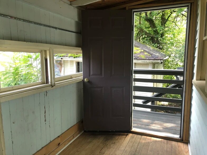 Building Photo - 518 E 2nd St