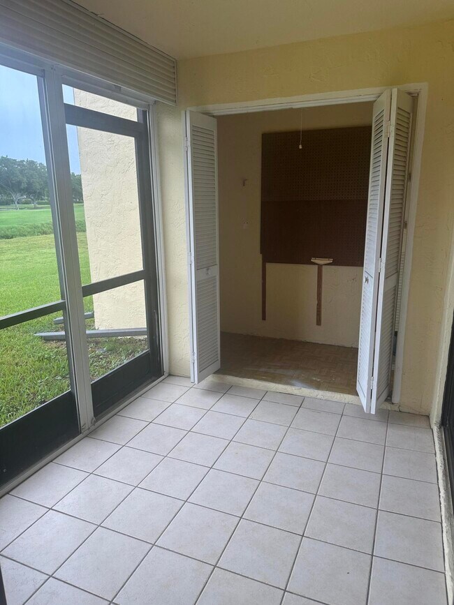 Building Photo - 4692 Lucerne Lakes Blvd