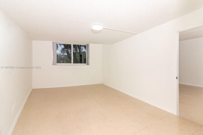 Building Photo - 447 NE 195th St
