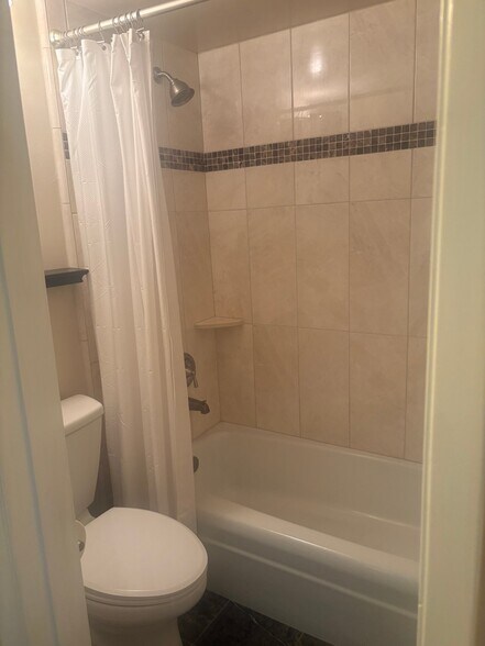 Building Photo - 500 Glenwood Cir