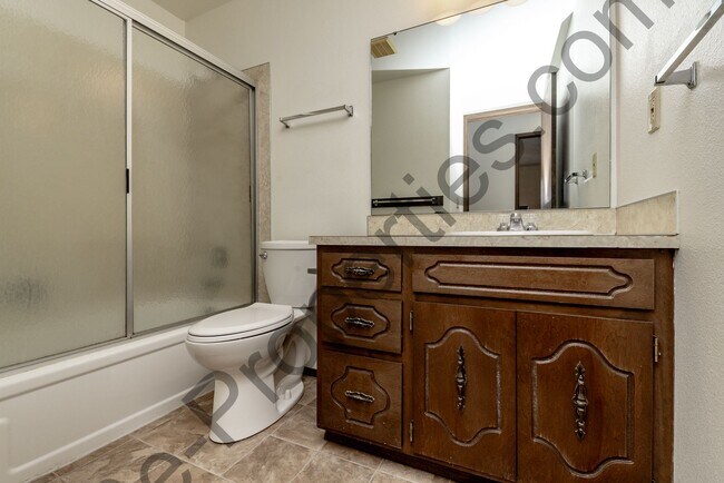 Building Photo - 4 bedroom 2.5 bathroom Home