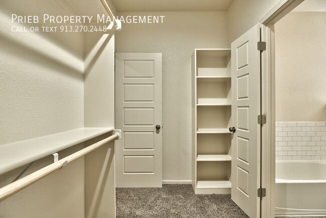 Building Photo - 584 S Poplar St