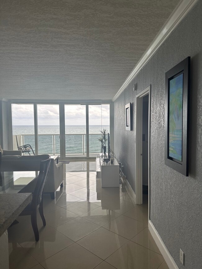 Building Photo - 3725 S Ocean Dr