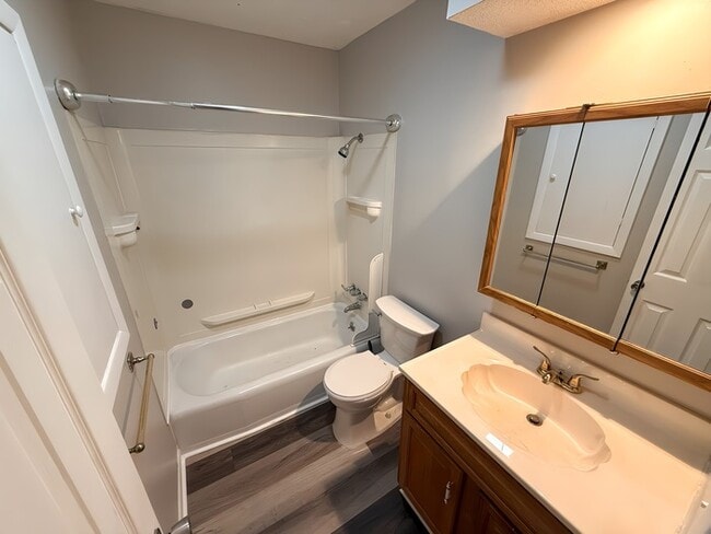 Building Photo - Charming 3-Bed 1.5 Bath Raised Ranch with ...