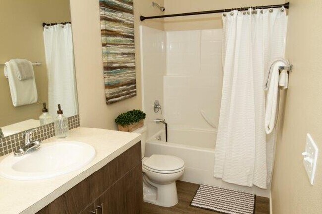 Building Photo - Experience style, comfort and convenience in this well-appointed 2 bedroom 2 bath!