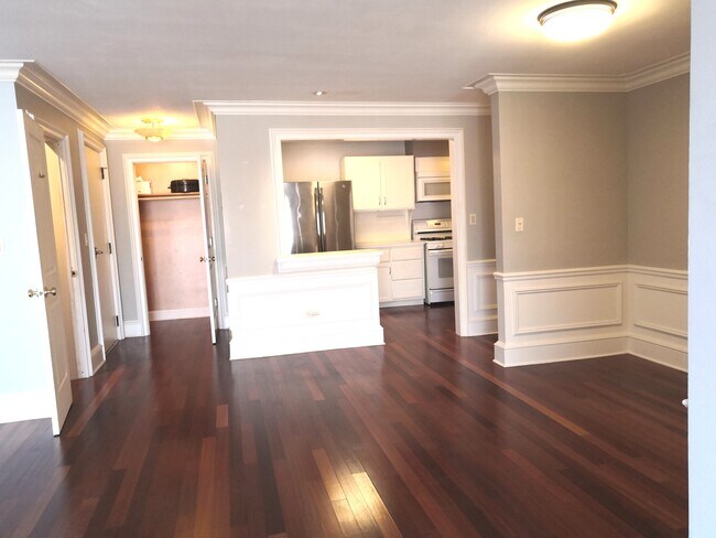 entrance area - 401 S Grove Ave