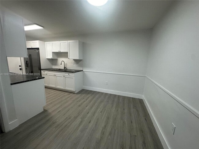 Building Photo - 6910 Bay Dr