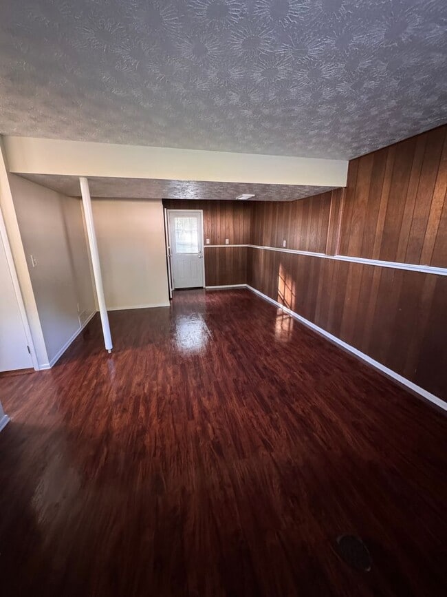Building Photo - 3 Bedroom House