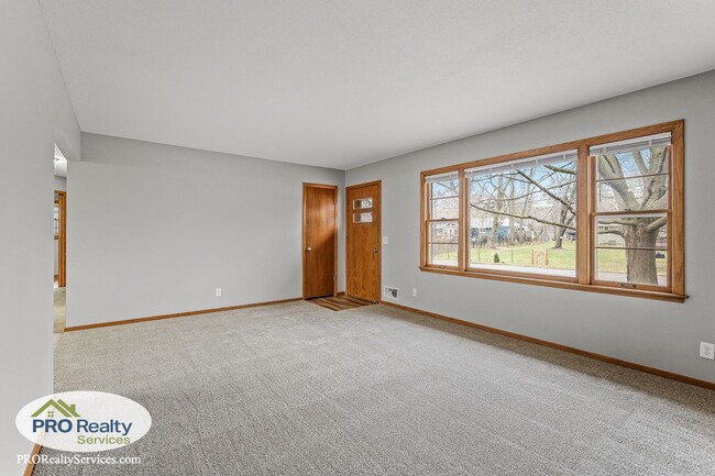 Building Photo - 3 Bedroom House on a Large Lot